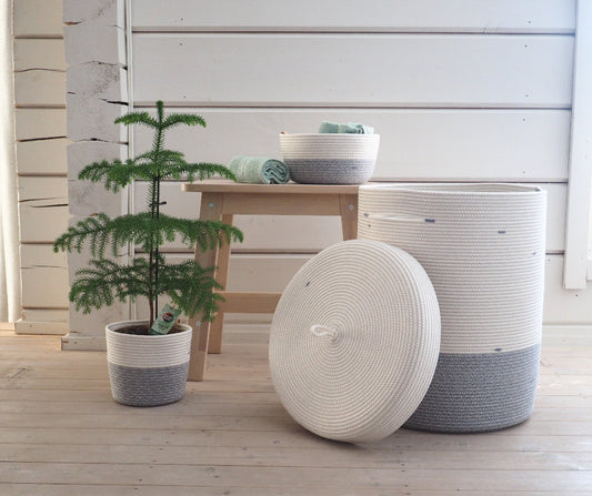 Wäschekorb in Pastellgrau und Weiß